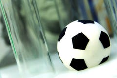 Begreppspengar och sportar, medicin och fotboll, korruption och dopa Fotbollboll med medicinska provrör mot bakgrunden Arkivfoton Begreppspengar och sportar, medicin och fotboll, korruption och dopa Fotbollboll med medicinska provrör mot bakgrunden Arkivfoton