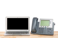 Begriffsarbeitsplatz oder Geschäftslokalkonzept Laptop-Computer mit modernem IP-Schleifstein auf hellem Holztisch Lokalisierter H stockfoto Begriffsarbeitsplatz oder Geschäftslokalkonzept Laptop-Computer mit modernem IP-Schleifstein auf hellem Holztisch Lokalisierter H stockfoto