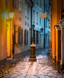 Begränsa den medeltida gatan i gammal stad av Riga, Lettland Arkivfoto Begränsa den medeltida gatan i gammal stad av Riga, Lettland Arkivfoto