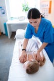 Begåvad brunett som exakt tillbaka gör massage arkivbilder Begåvad brunett som exakt tillbaka gör massage arkivbilder
