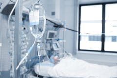 Behandeling van een patiënt in kritieke voorwaarde in ICU royalty-vrije stock afbeeldingen Behandeling van een patiënt in kritieke voorwaarde in ICU royalty-vrije stock afbeeldingen
