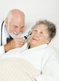 Behandeln Sie ExaminesKrankenhauspatienten stockfoto Behandeln Sie ExaminesKrankenhauspatienten stockfoto