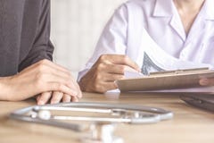 Behandeln Sie Verabredung mit dem weiblichen Patienten, der über Prüfung an einem Krankenhaus sich bespricht lizenzfreies stockfoto Behandeln Sie Verabredung mit dem weiblichen Patienten, der über Prüfung an einem Krankenhaus sich bespricht lizenzfreies stockfoto