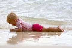Behandla som ett barn att ligga på stranden arkivfoto Behandla som ett barn att ligga på stranden arkivfoto