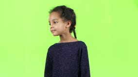 Behandla som ett barn av vågor för en afrikansk amerikan hans hand till hans vän grön skärm långsam rörelse lager videofilmer Behandla som ett barn av vågor för en afrikansk amerikan hans hand till hans vän grön skärm långsam rörelse lager videofilmer