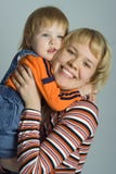 behandla som ett barn den lyckliga modern för familjen arkivbild behandla som ett barn den lyckliga modern för familjen arkivbild
