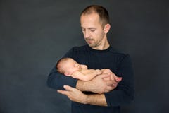 behandla som ett barn den nyfödda faderholdingen fotografering för bildbyråer behandla som ett barn den nyfödda faderholdingen fotografering för bildbyråer