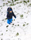 Behandla som ett barn i första snö royaltyfri fotografi Behandla som ett barn i första snö royaltyfri fotografi