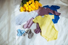 Behandla som ett barn kl?der p? tygbakgrund royaltyfri fotografi Behandla som ett barn kl?der p? tygbakgrund royaltyfri fotografi