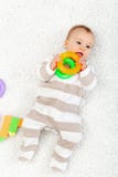 behandla som ett barn leka toys för tuggagolvflickan Arkivbild behandla som ett barn leka toys för tuggagolvflickan Arkivbild