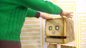 Behandla som ett barn och roboten Barn och robot: en frågvis pojke på en utställning av robotar moderna toys Barn och framtiden arkivfilmer Behandla som ett barn och roboten Barn och robot: en frågvis pojke på en utställning av robotar moderna toys Barn och framtiden arkivfilmer