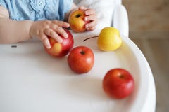 Behandla som ett barn ?ta frukt gula och r?da ?pplen i liten flickas h?nder i soligt k?k Sund n?ring f?r ungar Fast mat f?r arkivbilder Behandla som ett barn ?ta frukt gula och r?da ?pplen i liten flickas h?nder i soligt k?k Sund n?ring f?r ungar Fast mat f?r arkivbilder