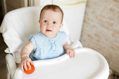 Behandla som ett barn äta grönsaker röd tomat i liten flickahand i soligt kök Sund näring för ungar Mellanmål eller frukost för u royaltyfria bilder Behandla som ett barn äta grönsaker röd tomat i liten flickahand i soligt kök Sund näring för ungar Mellanmål eller frukost för u royaltyfria bilder