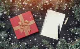 Behang van de wintervakantie op zwarte houten achtergrond Kerstmiskaart met licht en sneeuweffect Brief voor de Kerstman stock fotografie Behang van de wintervakantie op zwarte houten achtergrond Kerstmiskaart met licht en sneeuweffect Brief voor de Kerstman stock fotografie