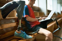 Behinderter Sportler, der Laptop verwendet stockfotografie Behinderter Sportler, der Laptop verwendet stockfotografie