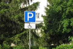 Behindertes parkendes Verkehrsschild in der Stadt lizenzfreie stockfotos Behindertes parkendes Verkehrsschild in der Stadt lizenzfreie stockfotos