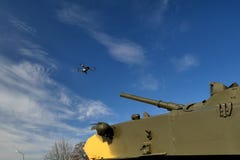 Behälter zielt ein Gewehr auf das Brummen ab Kämpfende Drohnen und quadrocopters stockbilder Behälter zielt ein Gewehr auf das Brummen ab Kämpfende Drohnen und quadrocopters stockbilder