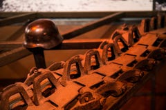 Behälterbahnen und -sturzhelm im Hintergrund stockfotografie Behälterbahnen und -sturzhelm im Hintergrund stockfotografie