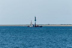 Beh?llareskyttel p? dess v?g till porten av Hamburg som ses n?ra ?n av Helgoland arkivfoton Beh?llareskyttel p? dess v?g till porten av Hamburg som ses n?ra ?n av Helgoland arkivfoton