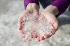Bei cristalli di ghiaccio in mani delle donne immagine stock Bei cristalli di ghiaccio in mani delle donne immagine stock
