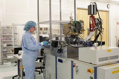 Bei der Arbeit innerhalb eines Hightech- Cleanroom lizenzfreies stockbild Bei der Arbeit innerhalb eines Hightech- Cleanroom lizenzfreies stockbild