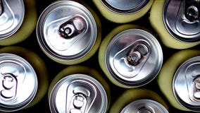 Beigea aluminiumburkar med drinkar royaltyfri bild Beigea aluminiumburkar med drinkar royaltyfri bild