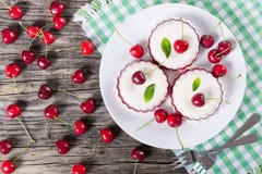 Beignet avec le glaçage de fraise sur le plat blanc Vue supérieure photos libres de droits Beignet avec le glaçage de fraise sur le plat blanc Vue supérieure photos libres de droits