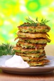 Beignets de courgette avec de la crème aigre. images libres de droits Beignets de courgette avec de la crème aigre. images libres de droits