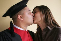 Beijo do dia de graduação fotografia de stock Beijo do dia de graduação fotografia de stock