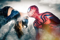 Beijo do homem-aranha e da mulher-gato Celebridades da banda desenhada da maravilha Caráteres cómicos fotos de stock Beijo do homem-aranha e da mulher-gato Celebridades da banda desenhada da maravilha Caráteres cómicos fotos de stock