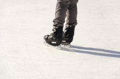 Beine des Eisschlittschuhläufers auf Eisbahn lizenzfreies stockbild Beine des Eisschlittschuhläufers auf Eisbahn lizenzfreies stockbild