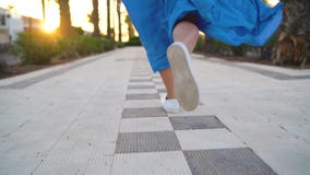 Beine Einer Frau In Einem Schonen Blauen Kleid Das Entlang Die Palmenallee Lauft Hut Fallt Zu Boden Drastische Zeitlupe Stock Video Video Von Person Fashion 151830755
