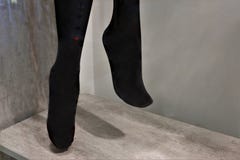 Beine eines Mannequins in der schwarzen Strumpfhose stockfotografie Beine eines Mannequins in der schwarzen Strumpfhose stockfotografie
