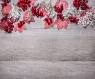 A beira com folhas de bordo vermelhas, as bagas do viburnum e o cenário do outono no fim rústico de madeira cinzento da opinião s foto de stock A beira com folhas de bordo vermelhas, as bagas do viburnum e o cenário do outono no fim rústico de madeira cinzento da opinião s foto de stock