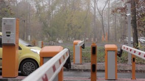 Beiträge des Kontrollpunkts drei Anhebendes Tor des automatischen Straßensperren-Tors öffnet und führt Auto Beiträge des Kontrollpunkts drei Anhebendes Tor des automatischen Straßensperren-Tors öffnet und führt Auto