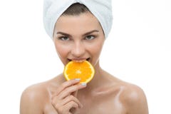 Beißende orange Scheibe der Schönheitsfrau lizenzfreies stockbild Beißende orange Scheibe der Schönheitsfrau lizenzfreies stockbild