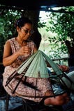 bejaarde die een traditionele kegelhoed maken bij haar huis stock fotografie bejaarde die een traditionele kegelhoed maken bij haar huis stock fotografie