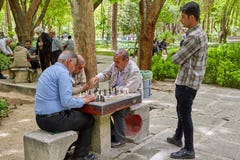 Bejaarde Iraniërs spelen schaak in het park, Isphahan, Iran royalty-vrije stock afbeeldingen Bejaarde Iraniërs spelen schaak in het park, Isphahan, Iran royalty-vrije stock afbeeldingen