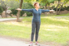 Bejaarde mooie actieve gelukkige vrouw in de ochtend in het de herfstpark die sportenoefeningen doen royalty-vrije stock afbeeldingen Bejaarde mooie actieve gelukkige vrouw in de ochtend in het de herfstpark die sportenoefeningen doen royalty-vrije stock afbeeldingen