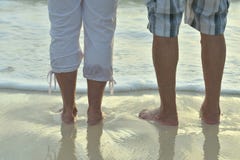 Bejaarde paarrust bij tropische strand dichte omhooggaand royalty-vrije stock fotografie Bejaarde paarrust bij tropische strand dichte omhooggaand royalty-vrije stock fotografie