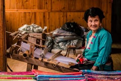 Bejaarde Yao Woman op een Wevend Weefgetouw royalty-vrije stock foto's Bejaarde Yao Woman op een Wevend Weefgetouw royalty-vrije stock foto's
