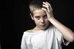 Beklemtoonde droevige jongen op studio stock afbeelding Beklemtoonde droevige jongen op studio stock afbeelding