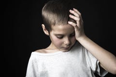 Beklemtoonde droevige jongen op studio stock afbeelding Beklemtoonde droevige jongen op studio stock afbeelding