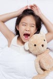 Bel enfant asiatique fixant sur le lit image stock Bel enfant asiatique fixant sur le lit image stock