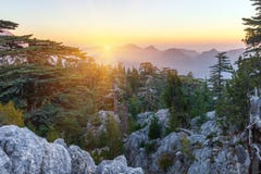 Bel horizontal d'été dans les montagnes Secteur de Kemer, province d'Antalya, Turquie images libres de droits Bel horizontal d'été dans les montagnes Secteur de Kemer, province d'Antalya, Turquie images libres de droits