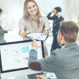 belangrijke specialist van Financiën en Manager van het bedrijf die met financiële grafieken in de bedrijf` s winst werken stock afbeeldingen belangrijke specialist van Financiën en Manager van het bedrijf die met financiële grafieken in de bedrijf` s winst werken stock afbeeldingen