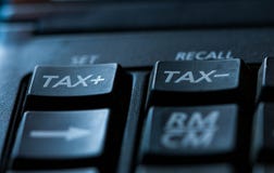 Belastingswoord op gebruikte calculator, conceptueel beeld van stijgende belastingen Stock Fotografie Belastingswoord op gebruikte calculator, conceptueel beeld van stijgende belastingen Stock Fotografie