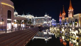 Belek, Turquia - 1º de dezembro de 2018: Associação principal com as estátuas na terra da alameda do tema das legendas noite fotografia de stock Belek, Turquia - 1º de dezembro de 2018: Associação principal com as estátuas na terra da alameda do tema das legendas noite fotografia de stock