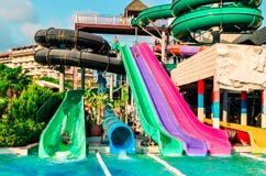 Belek, Turquía - 11 de septiembre de 2018 Waterslides coloridos El concepto de vacaciones de verano, deportes, turismo imagen de archivo Belek, Turquía - 11 de septiembre de 2018 Waterslides coloridos El concepto de vacaciones de verano, deportes, turismo imagen de archivo