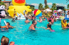 Belek, Τουρκία, στις 12 Σεπτεμβρίου 2018 Κόμμα λιμνών με τα διαμορφωμένα στρώματα αέρα στοκ φωτογραφία Belek, Τουρκία, στις 12 Σεπτεμβρίου 2018 Κόμμα λιμνών με τα διαμορφωμένα στρώματα αέρα στοκ φωτογραφία